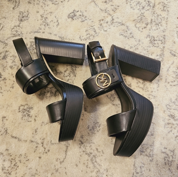 New Michael kors MK logo platform sandals in size 7 - Picture 7 of 7